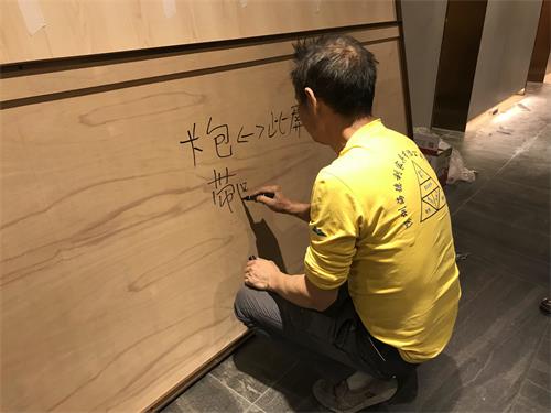 海德利家具工廠師傅現場安裝海底撈家具（屏風）